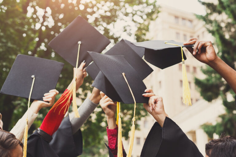 Read more about the article How to Choose Graduation Day Gifts Ideas
