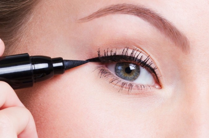 You are currently viewing How Do Apply the Best Puppy Eyeliner For Hooded Eyes?